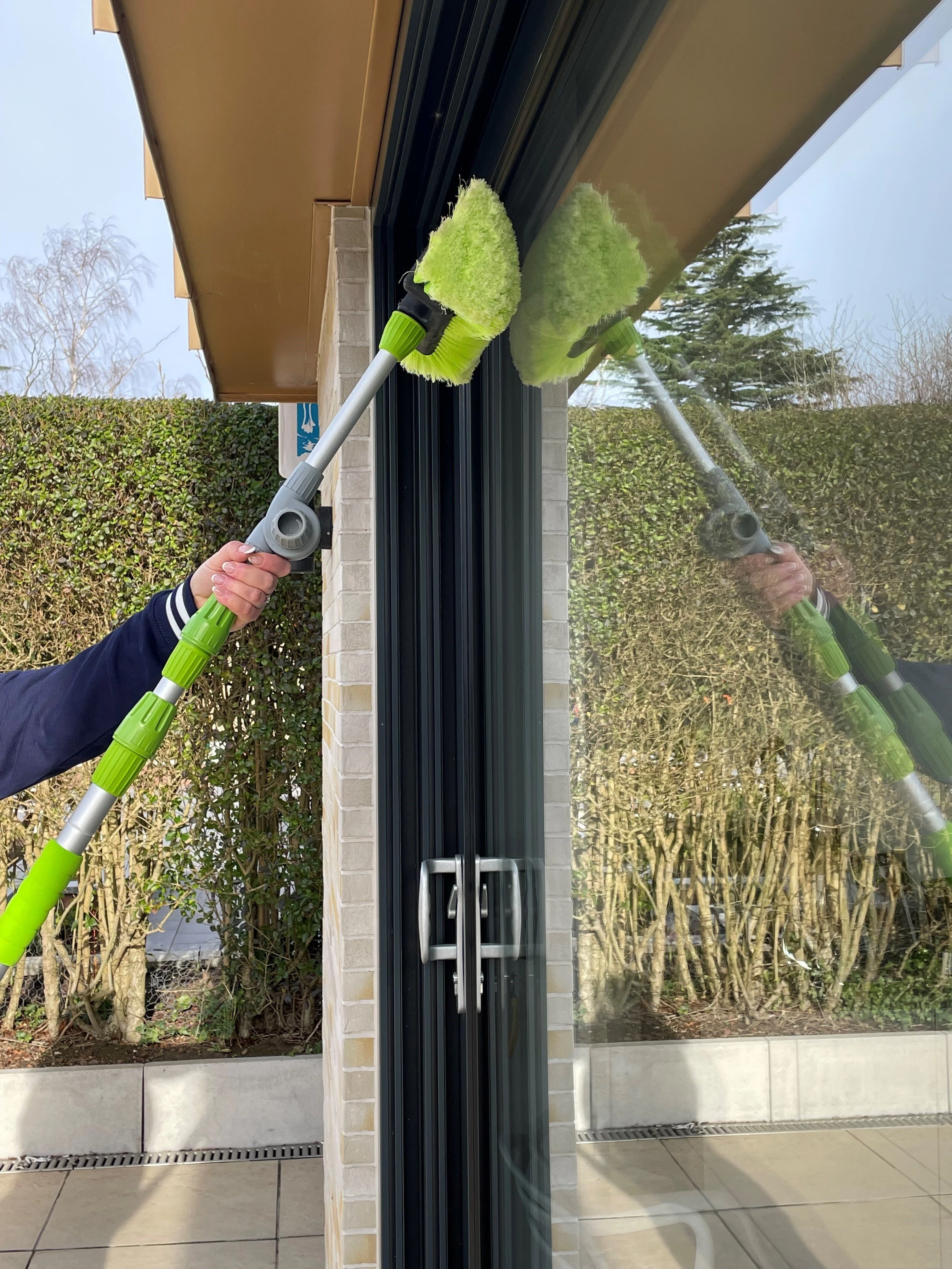 Telescopic Wash Brush With Angled Head - Image 3